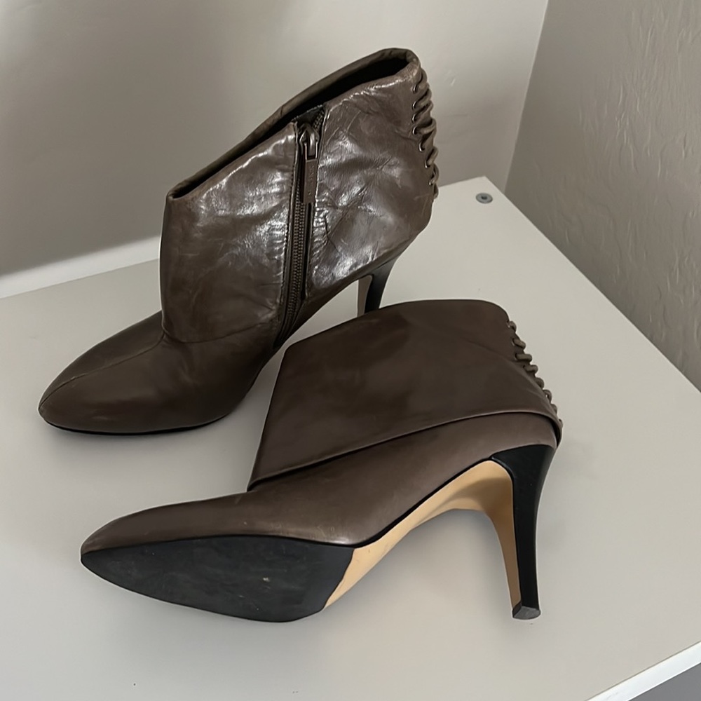Nine West Theophilia Leather Ankle Booties size 6.5 in Gray with hint of olive - Picture 4 of 7